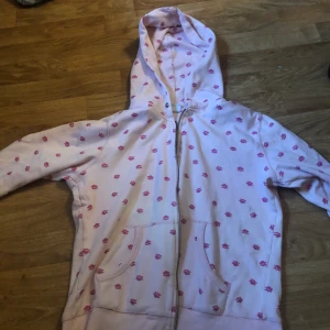 Dödskalle hoodie - Jätte skön och mysig hoodie från Gina i stl M