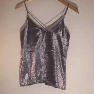 Fest top - En jätte fin fest linne i silkes material. Storlek 32. Kunden står för frakten 💗