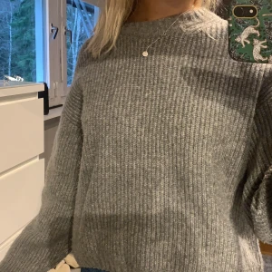 stickad tröja - fin grå stickad tröja💕 storlek xs men är mer som en s/m