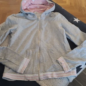 H&M - Hål och fläckfri, djur och rökfritt hem. FRAKTKOSTNAT TILLKOMMER