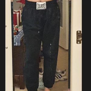 Svarta sweatpants:) - En jättefin svart mjukis byxor:) den pasar mig perfekt jag är 163cm lång<3 (priset går och diskutera:)