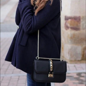 Söker valentino väska - SÖKER Valentino Glam Lock bag. OBS HAR HITTAT EN NU SÅ SÖKER EJ LÄNGRE.Den ska vara svart. Kan betala som högst 20 000 om det är bra skick, med tanke på att nypriset är 25k. Hör gärna av er😇