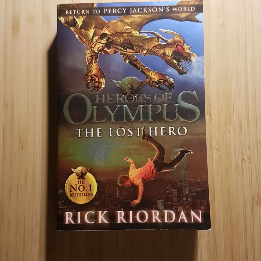 90kr med frakt!!!!Första boken i Heroes of olympus serien. Läst en gång, men annars bra skick. :) . Övrigt.