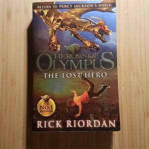 90kr med frakt!!!!Första boken i Heroes of olympus serien. Läst en gång, men annars bra skick. :) 