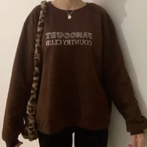 Brun trendig tröja - Brun collage tröja, trendig och snygg aldrig använd då jag tyckte att den blev för stor. Buda från 150, buda med mint 10 kr och buda i kommentarerna