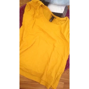  - Basic T-shirt från HM. Använd 2 gånger.