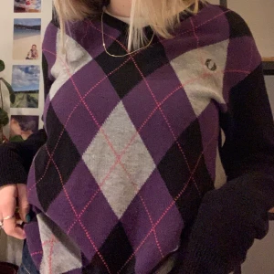 Rutig stickad tröja - Rutig stickad tröja från fred Perry. Strl S.                     Köparen står för fraktkostnaden!😊