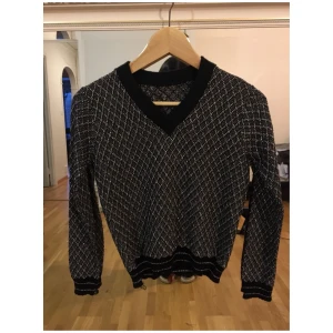 V ringad glittrig  tröja  - V ringad tröja med skimmer, köpt från en vintage butik. Helt okej skicka! Storlek Xs/S