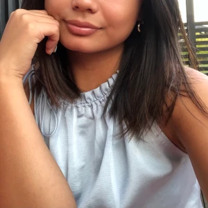 Ljusblå halterneck topp - SENASTE BUD: 150 kr. Avslutar 20:00, 28 dec. Säljer denna fina topp från neo noir i ett ljusblått glansigt tyg! Super fin att ha som den är eller att stoppa in i bhn så att den blir kort. Frakt: 22 kr.