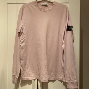 Babypink Stone Island Longsleeve - Använd flertalet gånger men i väldigt fint skick, utan någon slitning eller fläck. Den har legat undanvikt i en garderob länge, därav att den ser lite ’skrynklig’ ut på bilderna. Nypris ca 1500kr. Priset kan diskuteras