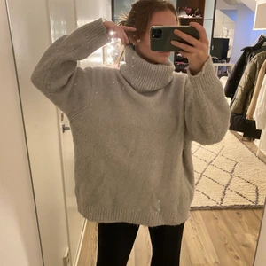 Stickad polo tröja från zara  - Säljer nu denna super mysiga stickade tröjan från zara. Passar perfekt nu i de kallare tiderna på året! Väldigt mysig och varm. Köptes för 400kr och köpare står för frakt. 