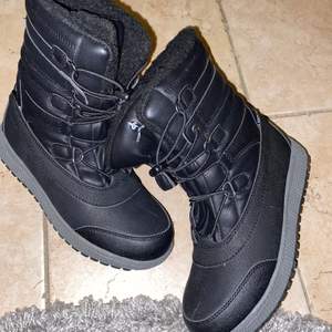 Snygga bekväma varma skor perfekt nu för vintern och hösten❄️ Skorna är aldrig använda!!!       Köparen står för frakt📦 Skicka om du har frågor eller vill ha fler bilder💞 Nypris 600kr säljer för 300kr
