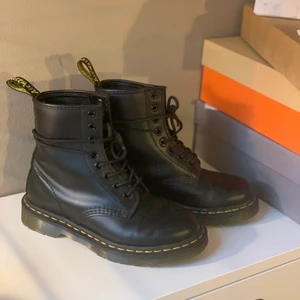 Dr. Martens strl 36  - Dr. Martens i storlek 36. Skorna har använts 2 gånger och är i fina skick! Säljes för 600 kr