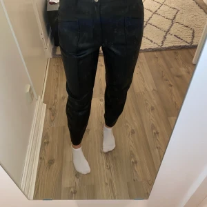 Skinnbyxor från zara - Jättefina skinnbyxor från zara. Väldigt bra skick eftersom dom är använda 3 gånger. Köpare står för frakt. 