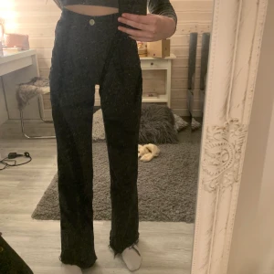 Jeans från Zara - Populära jeans från Zara i en lite urtvättad svart färg, avklippta för att passa mig som är 163 cm så passar även någon som är kortare, väldigt fint skick🖤 frakt blir 55kr