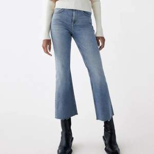 Populära bootcut jeans från Zara, säljer då de har blivit för små. Orginal priset är 259 och säljer dem för 199 kr i storlek 32 ❤