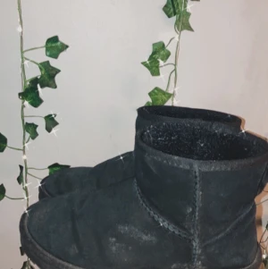 . - Uggs i väldigt bra skick. Nypris var 800  så dom är inte riktiga.🖤🖤