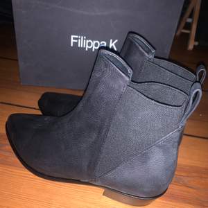 Väldigt sparsamt använda ankle boots från Filippa K. Äkta läder. Inköpta för 3100kr. Skokartong mm finns. 