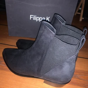 Ankle boots från Filippa K - Väldigt sparsamt använda ankle boots från Filippa K. Äkta läder. Inköpta för 3100kr. Skokartong mm finns. 