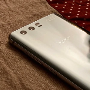 Mobiltelefon: Honor 9 - Honor 9 i ok skick. Baksidan av mobilen är in mycket fint skick utan repor men framsidan har fått en smäll. Skyddsglaset är fortfarande kvar så jag vet inte hur själva mobilens skärm ser ut. Trotts spricker funkar mobilen samt alla knapparna som de ska.  Man kan alltid få skärmen fixad. Inköpt ca 2017. Om frakt behövs står köparen för frakten. Jag tar inte ansvar för postens hantering.