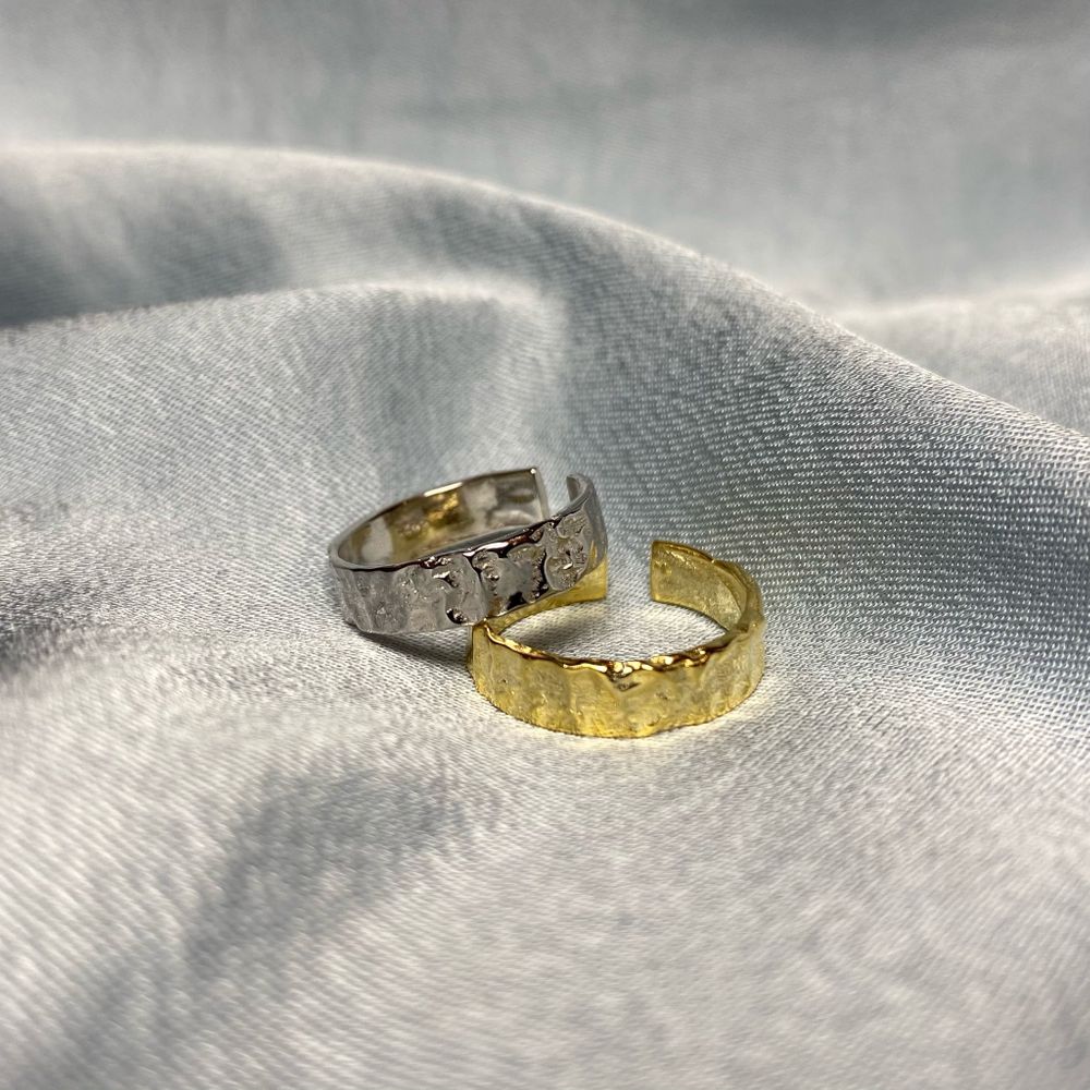 Vi säljer just nu ringer ’MERCURY’ i både guld och silver. Ringer är i Sterling Silver 925 och den guldfärgade ringen är pläterad med 18K. Båda ringarna justerbara och passar vardera finger.. Accessoarer.
