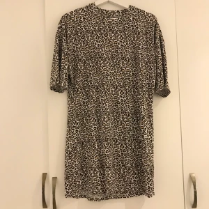 Bikbok klänning - Säljer eftersom att jag inte har någon användning för det längre 🤗 cäldigt sparsamt använd! Skulle passa uppmot M beroende på önskad passform.