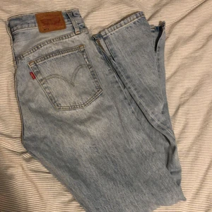 Levis 501 med slits - Ett par Levis 501or med slitningar på knäna och slitsar på byxornas utsida, svinsnygga verkligen! 