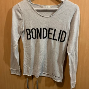 Bondelid topp - Fint skick en topp från bondelid. Kan skickas mot fraktkostnad 🚚