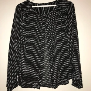 Blus i M - Säljer eftersom att jag inte har någon användning för det längre🤗