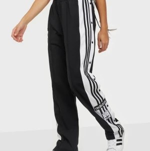 ⚡️Adibreak-TP byxor⚡️ - Säljer de populära Adibreak-TP byxorna då de tyvärr inte kommer till användning (och är aningen långa för mig på 163cm🥴) De är i nyskick! Köptes för 729kr⚡️ Storlek 34 men passar lätt 36 då det är snöre i midjan!