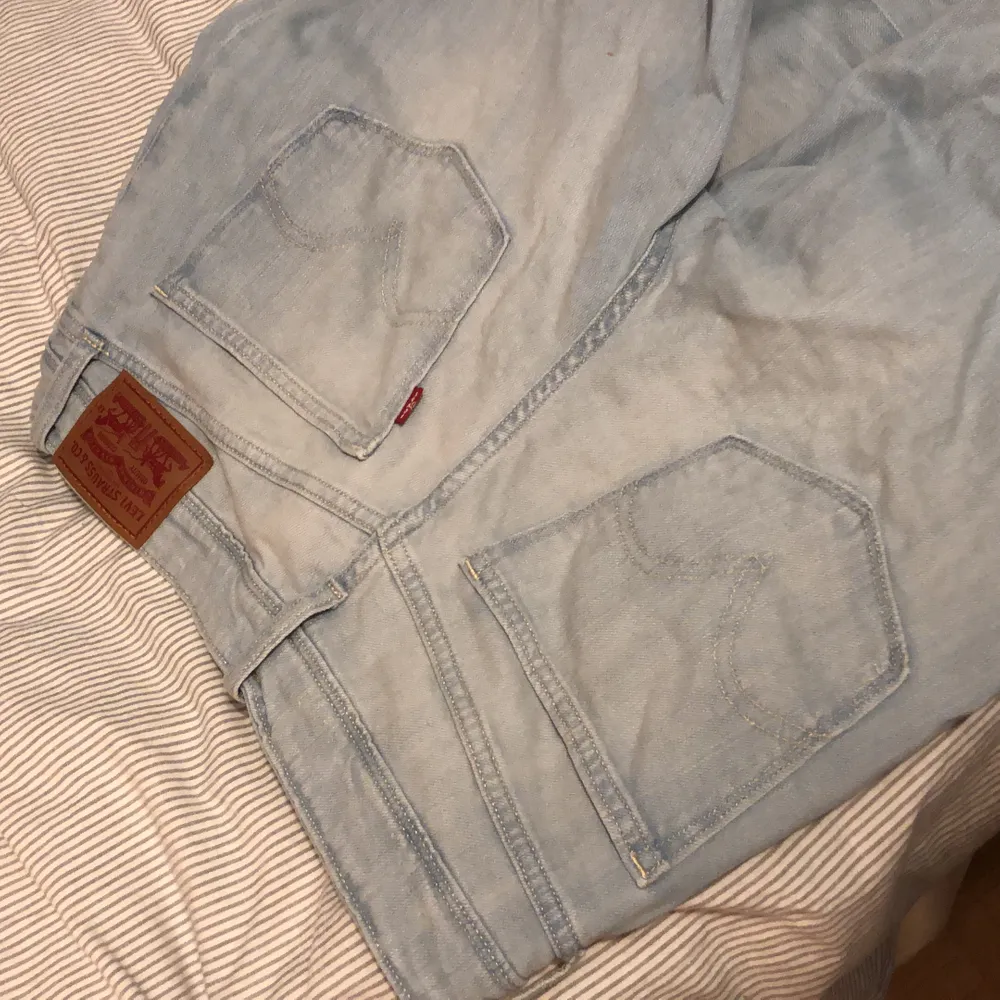 Ett par lågmidjade Levis jeans köpta secondhand men tyvär inte riktigt min stil. Slitning på ena knät. Jeans & Byxor.