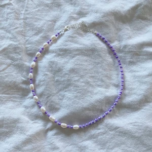 Malva halsband  - Här är Malva och halsbandet från hennes kollektion !! Malvas favoritfärg är lila och därför är hennes kollektion i lila💜 Malva älskar pyttipanna, klättrar gärna runt på möblerna hemma och gillar att sjunga🧸 20% av varje produkts vinst går till Barncancerfonden. 