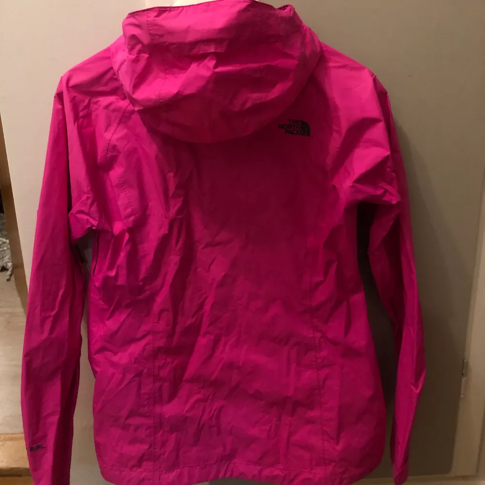 The North Face regnjacka i rosa tror att det är storlek small, pris 200 kr.                                        Kan skickas mot fraktkostnad, 66 kr📦. Jackor.