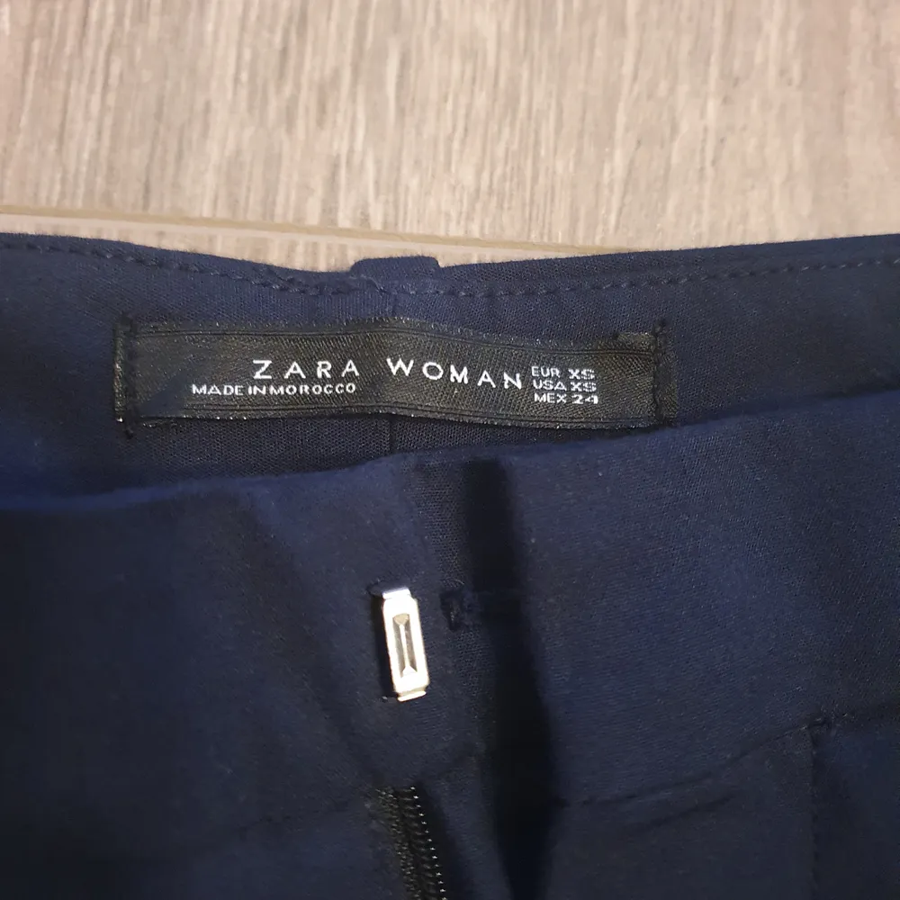 Mörkblåa kostymbyxor från Zara med liten slits nertill. De är ankelånga på mig som är 171. Superfina byxor men de har tyvärr blivit för små för mig.. Jeans & Byxor.