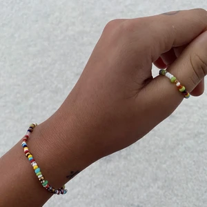 Armband med flerfärgade pärlor  - Armband med matchade ring i multifärgade pärlor❤️