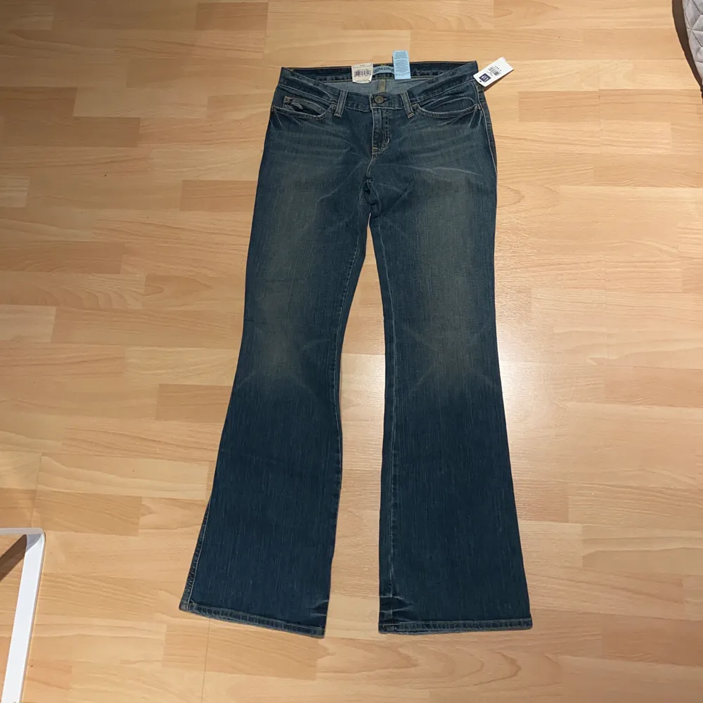 Snygga vintage jeans från GAP, aldrig använda. Köpta i Canada, ultra low rise modell. Alla prislappar sitter kvar. Storlek 6 i US, vilket motsvarar en 36 i eu storlek. Vid stort intresse sker budgivning.. Jeans & Byxor.