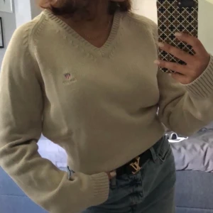 Beige gant sweatshirt  - En beige stickad sweatshirt från gant. Skonsamt använd, har dock en fläck eller vad man ska kalla det nertill, skriv privat för bild. Passar XS-M beroende på hur man vill att den skall sitta! Köpare står för frakt, kontakta vid övriga frågor 