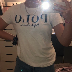 Märkes t-shirt - En fin t-shirt från Ralph lauren, använd bara ett fåtal gånger, säljs för den inte fått så mycket användning utav mig. 30kr + frakt