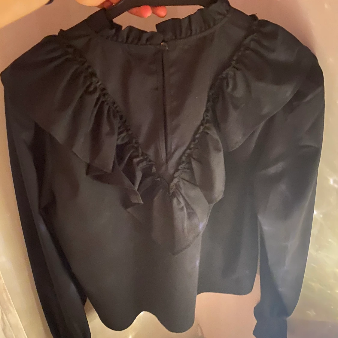 Svart blus med volanger S/36 - 90