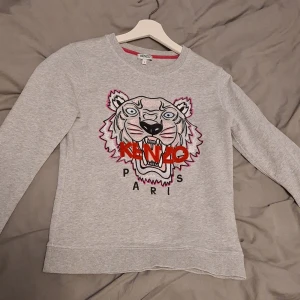Kenzo Paris crewneck  - Kenzo Paris crewnecken är I storlek S (Small) och är köpt på Johnells i Gränbycentrum. Skicket är väldigt bra för att vara använd, 9/10. Anledningen till att jag säljer den är för att den är för liten. Nypris 2200kr, mitt pris 1800kr inklusive frakt, eller rimligt bud.Vid köp ingår även kvittot!