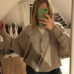 skjorta  - supersnygg skjorta/blus i storlek 34 från HM! stora ärmar och oversize, i mycket bra skick! frakt tillkommer, spårbart💕