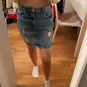 Sommar kjol - En kjol som tyvärr aldrig blivit använd pga viktnedgång, Storlek M . Säljer för 100 kr,köparen står för frakten. 