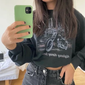 Collegetröja - Sweatshirt med tryck, i gott skick köpt här på plick! De första bilderna är lånade av den förra säljaren, jag säljer då det inte riktigt är min stil längre 😊 Hör av er vid frågor eller intresse! 