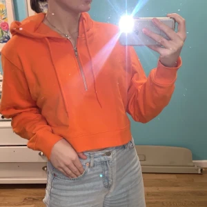 Weekday tröja  - En cropped hoodie från weekday i en fin organge färg🥰😊. I storlek s. 