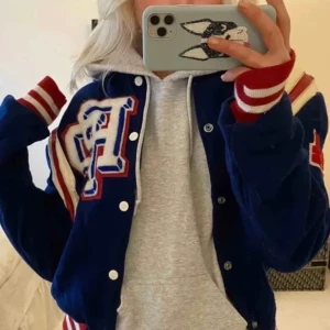 Collegejacka  - Säljer min supercoola collegejacka. Jackan är vintage och i mycket bra kvalitet med läderdetaljer och tjockt tyg, lädret är lite defekt på vissa ställen men det tycker jag endast ger jackan en mer vintage känsla. Funkar perfekt året om då den är i ett tjockare material och oversized så man får plats med en tröja under. Jag köpte den här på plick för ca 900kr men har knappt fått användning för den då den är ganska stor för mig. Köparen står för frakten :)