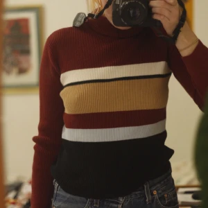 70-talspolo  - Ribbad polotröja i 70-talsstil 