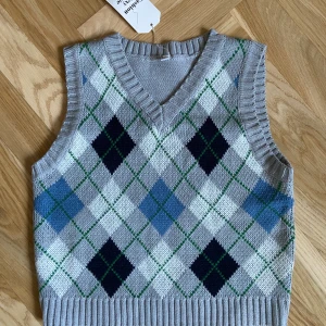 GRÅ VÄST - Helt ny och oanvänd, tog bara ur förpackningen för att fota den. Se fitpic på bild 3 med samma väst. Passar XS-L. Inget märke.