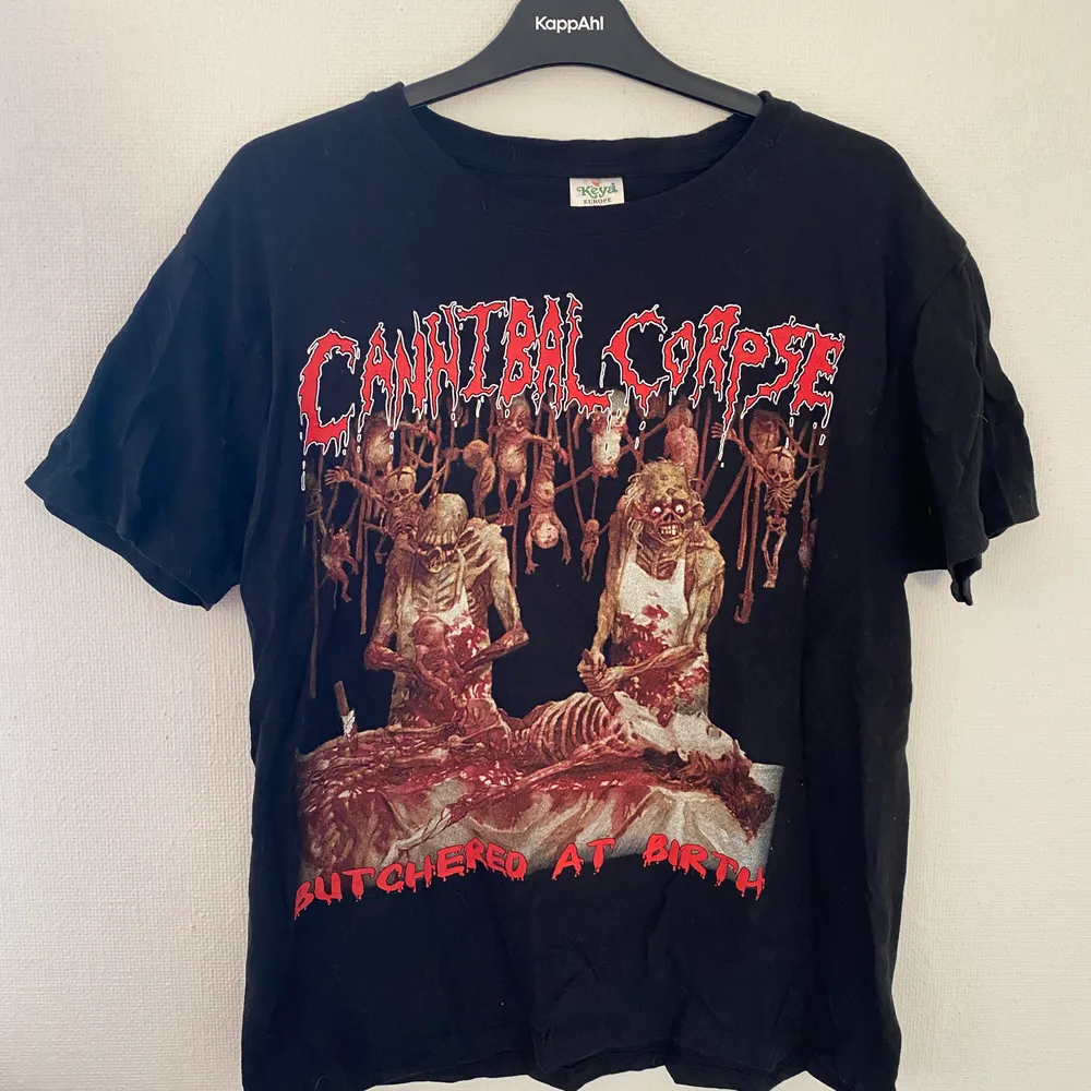 En skit cool Cannibal corpse t-shirt med tryck på både fram och baksidan. Den är i storlek M och ganska stor i storleken och är i princip i nyskick. Hör av er vid intresse❤️. T-shirts.