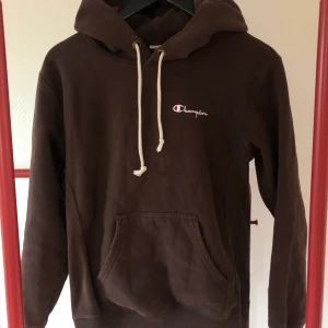 Brun champion hoodie - Brun champion hoodie i herr storlek s. Super fint skick, knappast använd! Köptes för 1100💕 möts upp i Stockholm eller fraktas (köparen står för frakten) 💕💕 om flera är intresserade så är det budgivning
