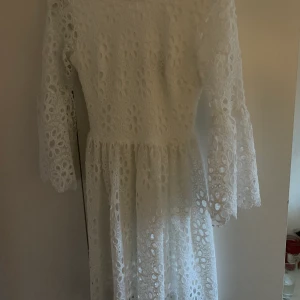 Student eller skolavslutnings klänning - Perfekt vit klänning för skolavslutning eller student. Vackra detaljer på. Använd endast 1 gång.